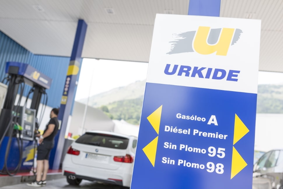 Panel de los combustibles disponibles en la gasolinera automática Urkide